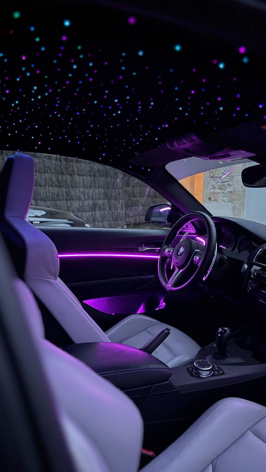 Habitacle avec ciel étoilé et LED d'ambiance réalisés par Atelier Stelaris