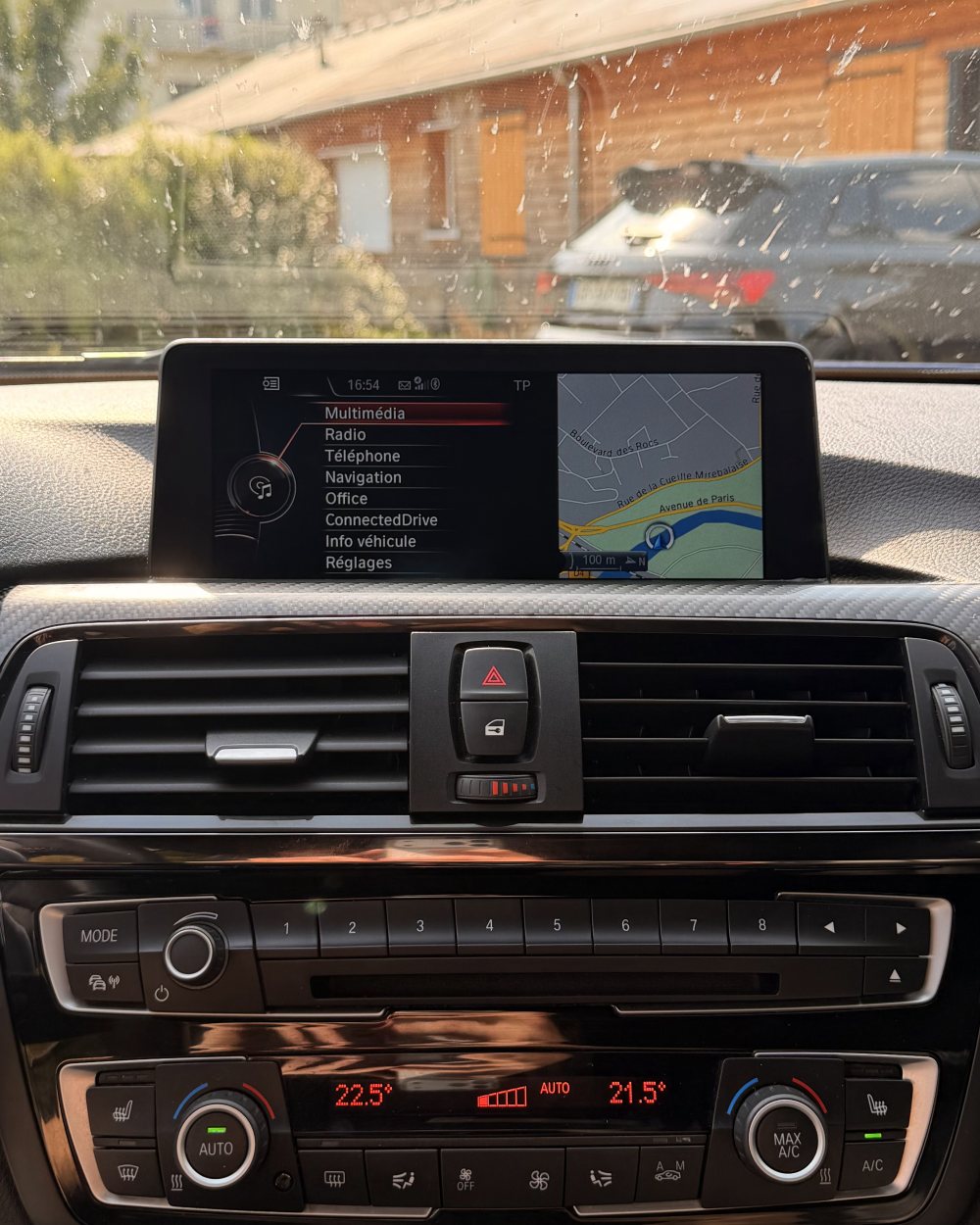 BMW M4 F83 avec l'interface iDrive d'origine, avant activation