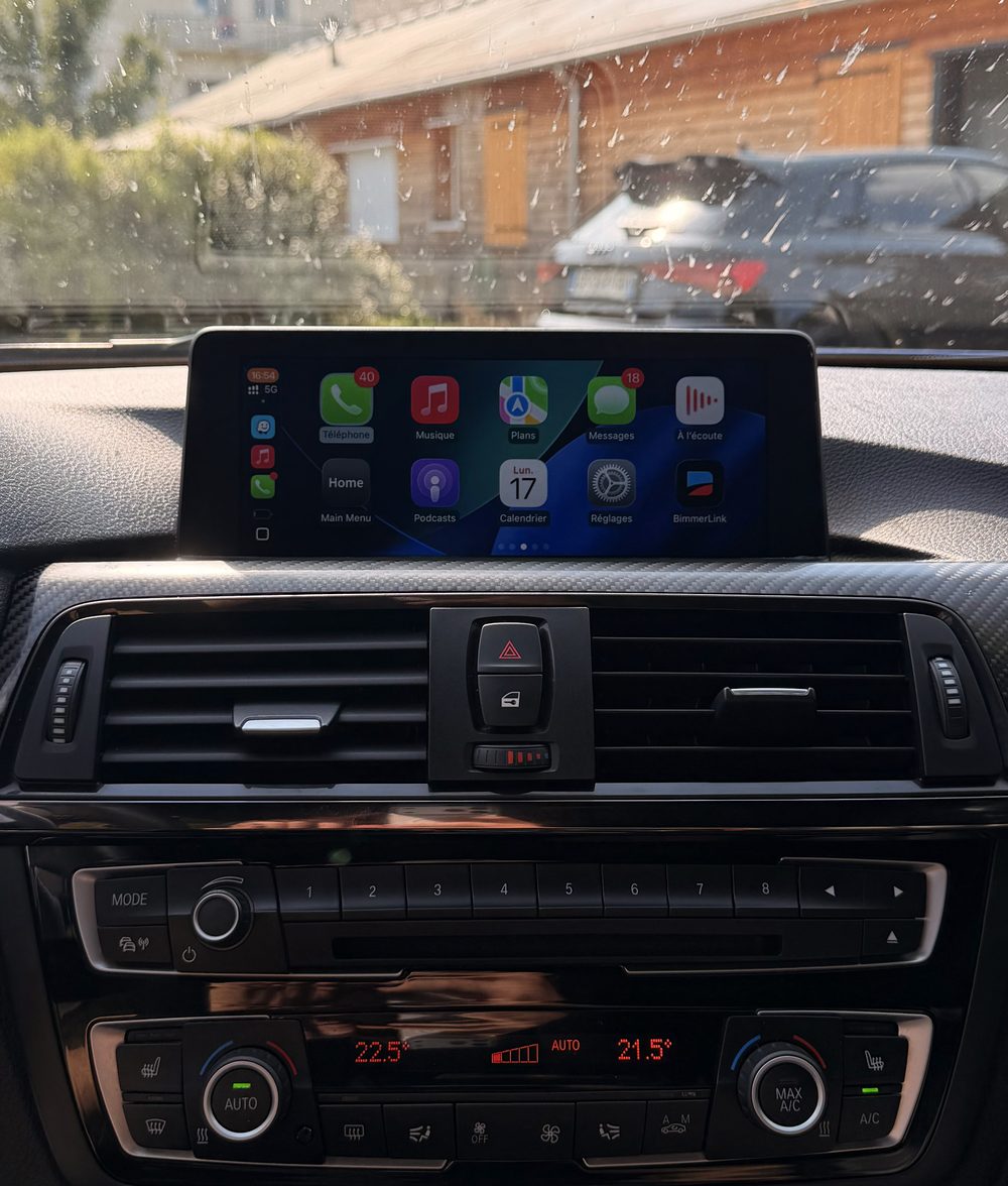 BMW M4 F83 avec Apple CarPlay sur l'écran d'origine