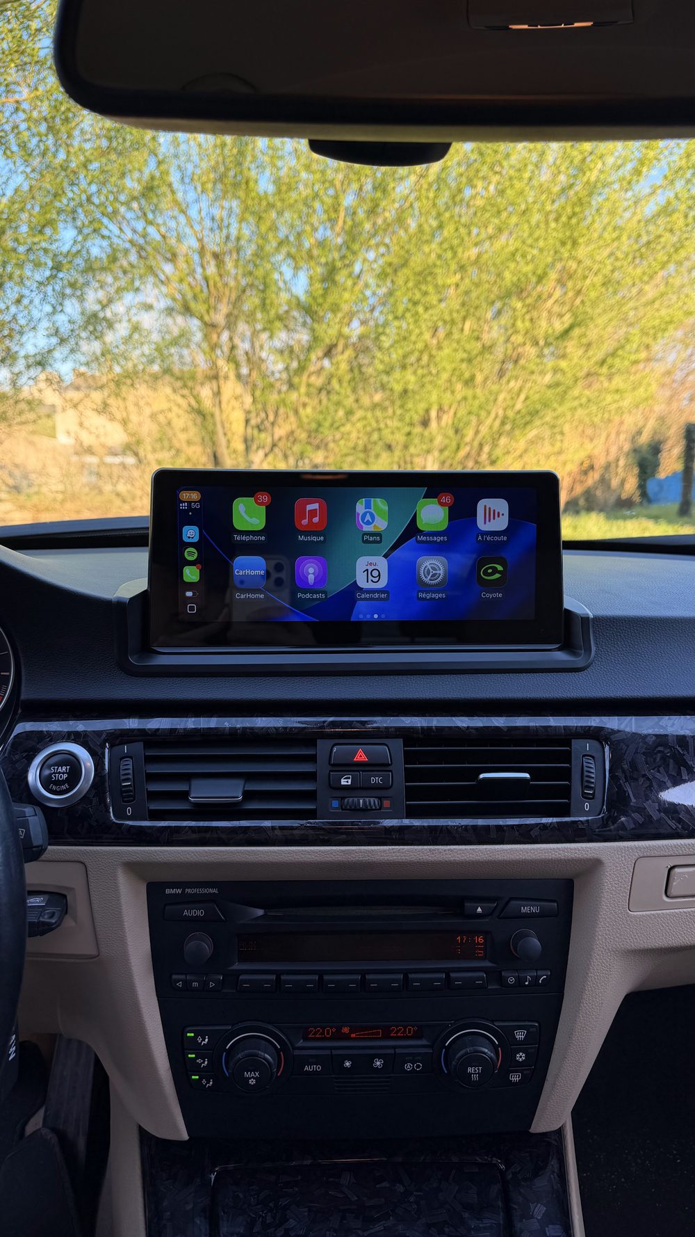 BMW Série 3 E90 avec un écran grand format et CarPlay