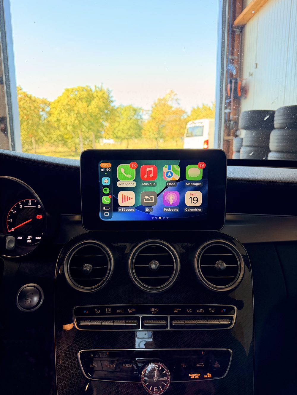 Mercedes-AMG C 63 S avec Apple CarPlay sur l'écran d'origine