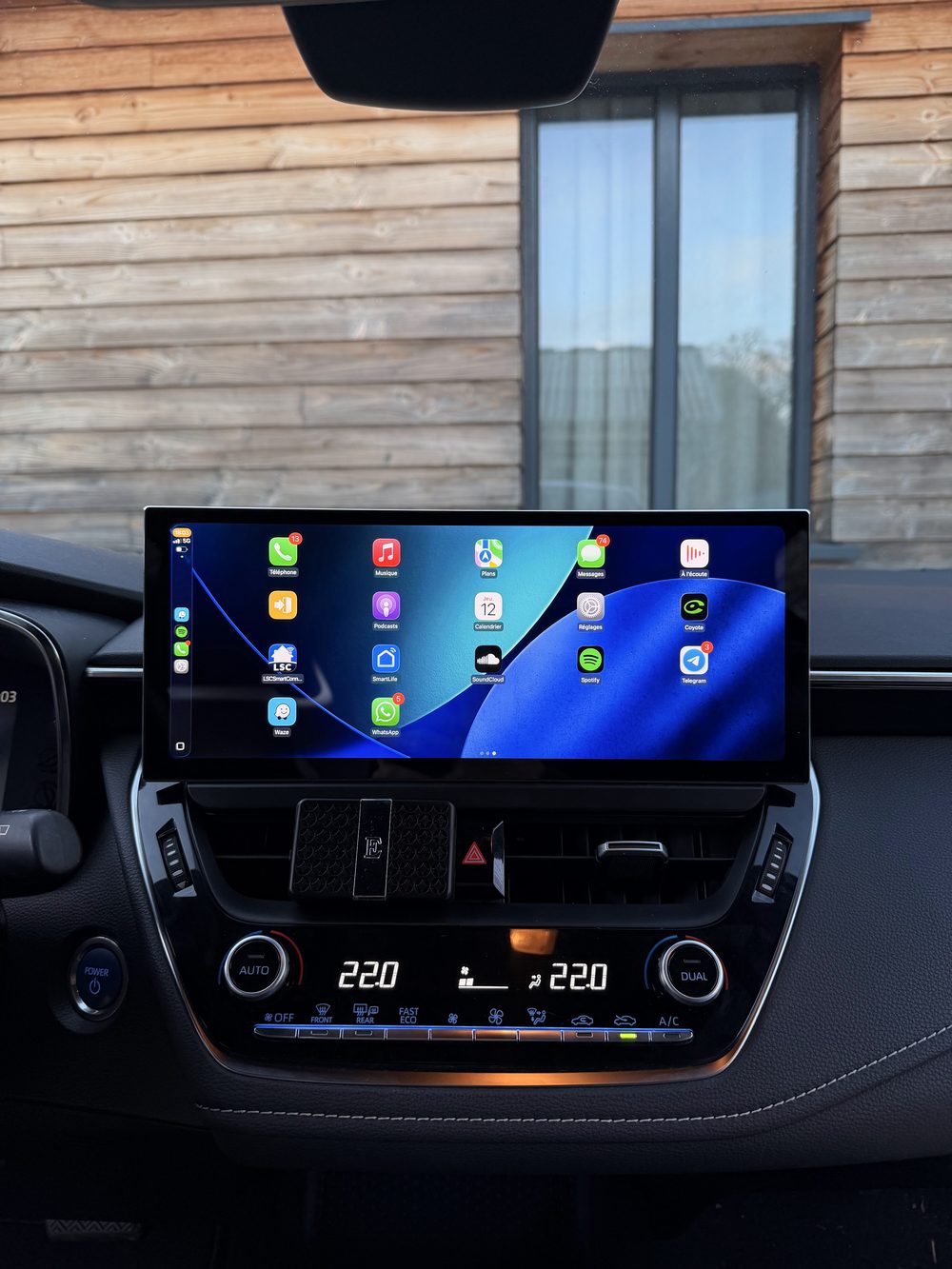 Toyota Corolla GR avec un écran grand format et CarPlay
