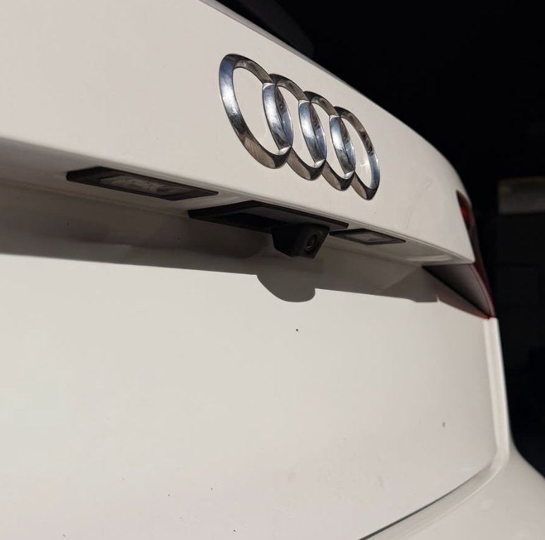 Caméra de recul intégrée à côté de la poignée de coffre d'une Audi