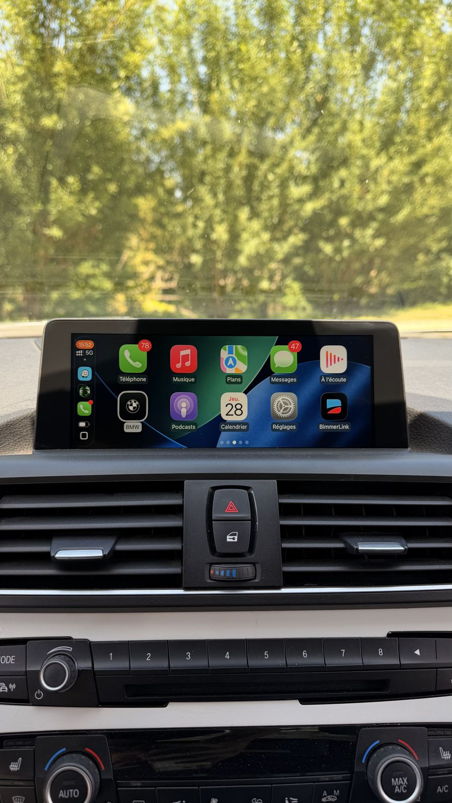 Apple CarPlay affiché sur l'écran d'une BMW M2 F87 après installation