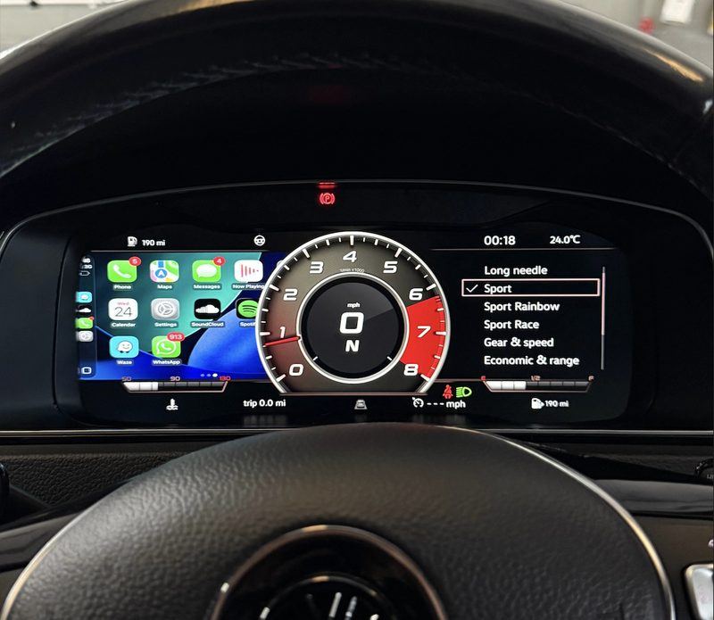 Cockpit virtuel numérique avec CarPlay intégré derrière le volant