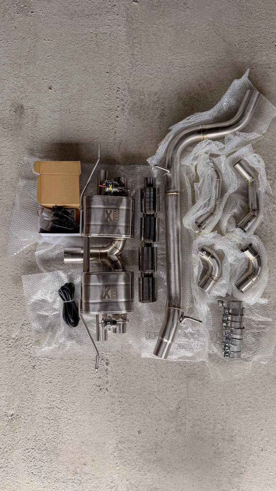 Ligne d'échappement inox avec silencieux à valve électronique, avant installation
